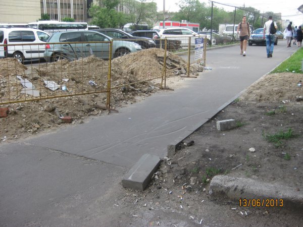 Лужков, уходя, сказал Собянину, что под одним из московских тротуаров зарыт клад (с) Лужков, уходя, сказал Собянину, что под одним из московских тротуаров зарыт клад (с)
